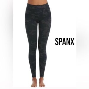 Spanx Women’s Camo Black & Gray Compression Pants Leggings Size Small